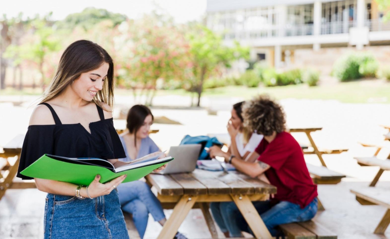 Environnement d'apprentissage moderne avec outils numériques et ressources pédagogiques