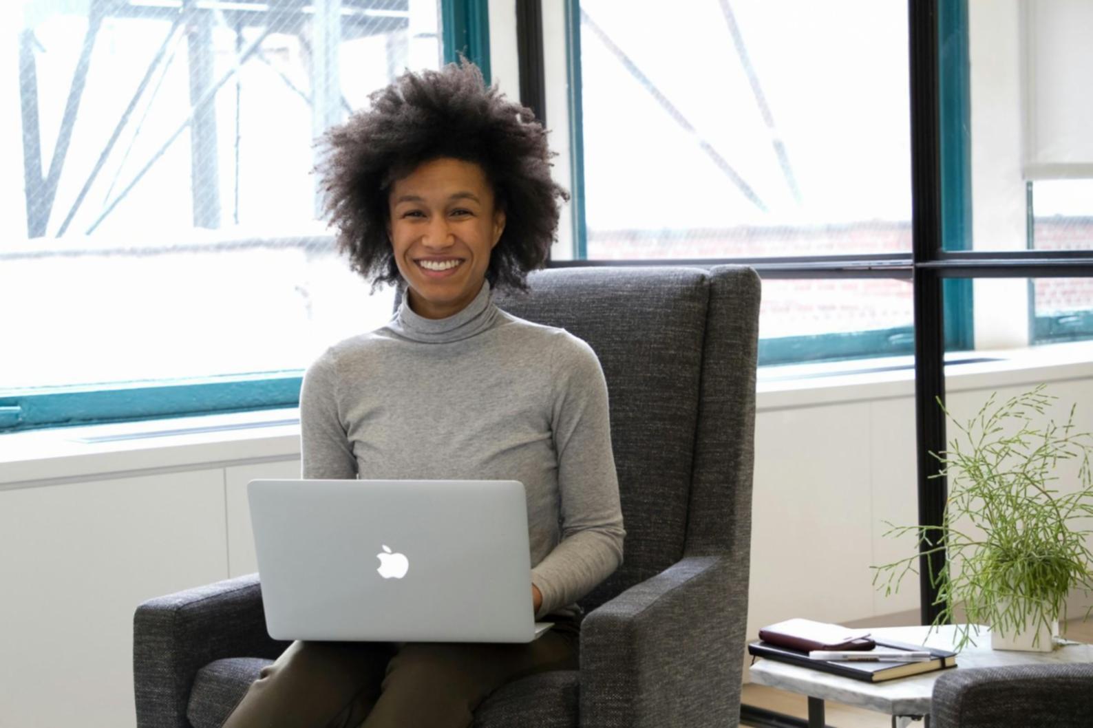 Espace d'apprentissage moderne avec outils financiers et graphiques d'analyse