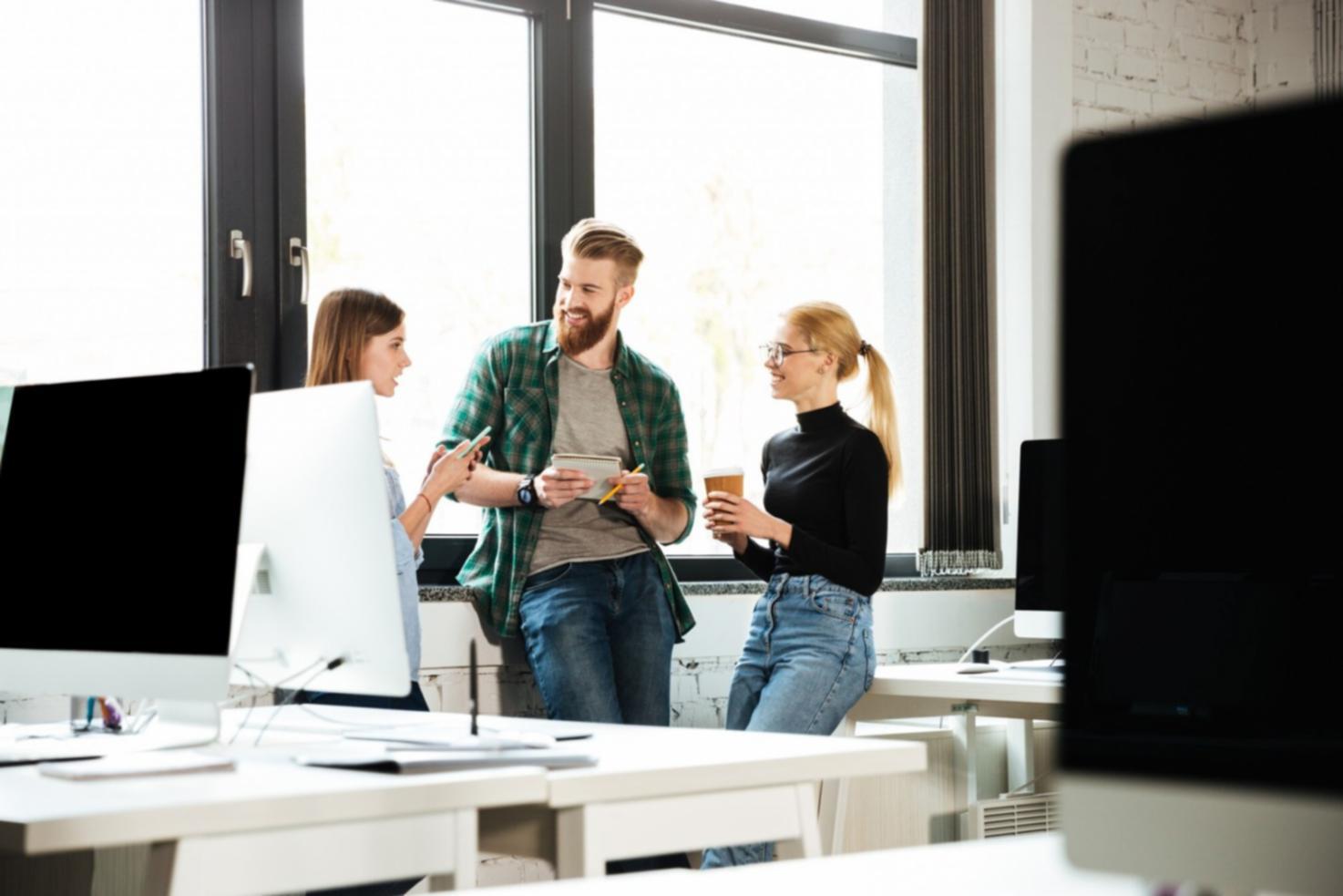 Groupe d'apprenants travaillant ensemble sur des exercices pratiques de gestion financière
