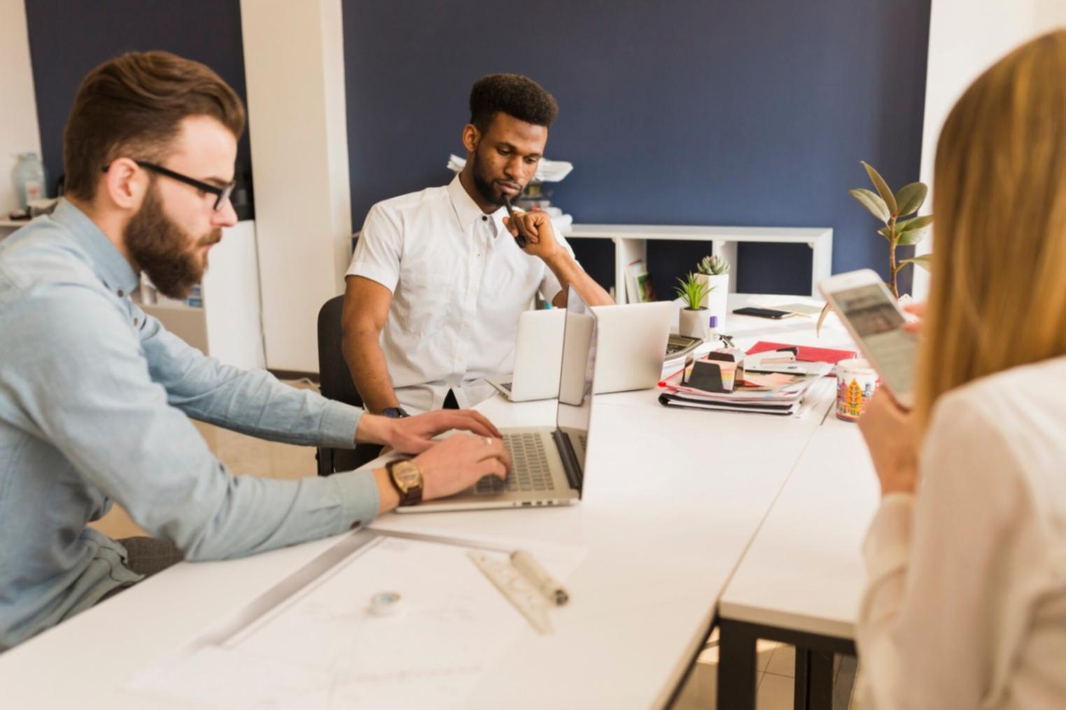 Vue d'ensemble d'un espace de formation moderne avec équipements technologiques pour l'apprentissage financier
